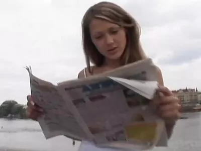 Skanky slut Juana Maria បឺតជញ្ជក់មាន់ក្នុងបន្ទប់ទឹក