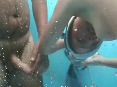 Horny blonde ចង់បឺតជញ្ជក់មាន់
