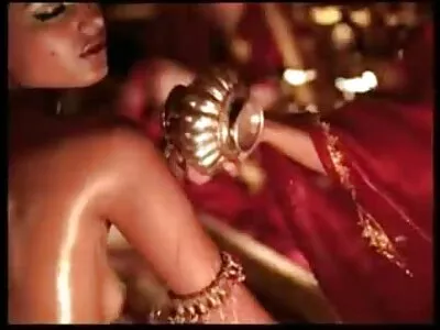 Leyla Lee ជាមួយនឹង tits ធម្មជាតិមានភាពសប្បាយរីករាយជាមួយនឹង pussy របស់នាង