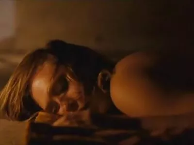 Eva Lovia ញ៉ាំ​អាហារ​នៅ​ក្រៅ​ផ្ទះបាយ