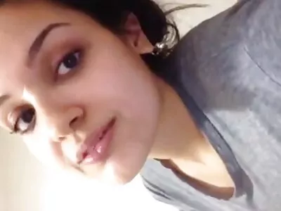 Pigtailed brunette ចូលចិត្តជិះឌីករឹង