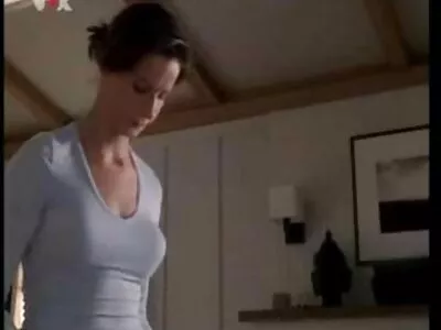 Gina Russel បើក pussy សើមរបស់នាងសម្រាប់មាន់ធំ