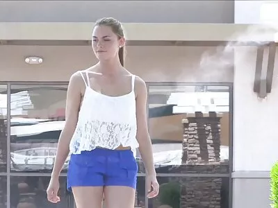Molly និង Alexis កំពុងញ៉ាំ pussy