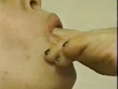 MILF លែងលះជាមួយ សុដន់ធំ fucks មិត្តភក្តិរបស់កូនប្រុសរបស់នាង