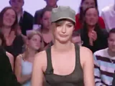 នាង Jennifer Mendez ត្រូវ​បាន​គេ​វាយ​លើ​ឥដ្ឋ