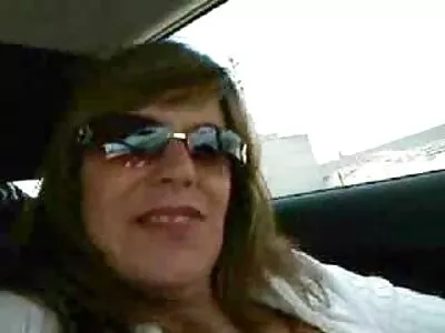 Bosomed MILF ក្នុង​ស្រោម​ជើង​ដែល​មាន​ស្នាម​សាក់​ពេញ​ចិត្ត​លើ​គ្រែ
