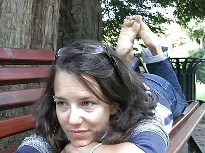 Cute Brunette កំពុង​សម្អាត​និង​ត្រូវ​បាន​ fucked