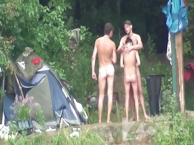 អ្នកម៉ាស្សាលាបប្រេងកំពុង fuck អតិថិជនដែលមានស្នែងរបស់នាង
