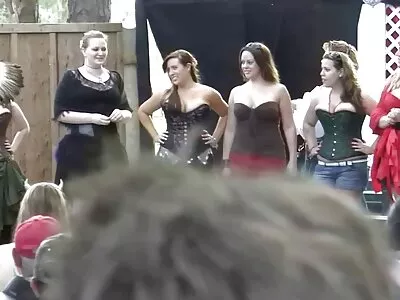 Penny Pax និង Adriana Chechik វាយរន្ធគ្នាទៅវិញទៅមក